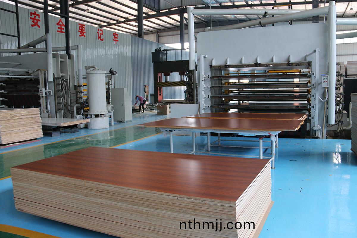 貼(tie)麵(mian)車間(jian)